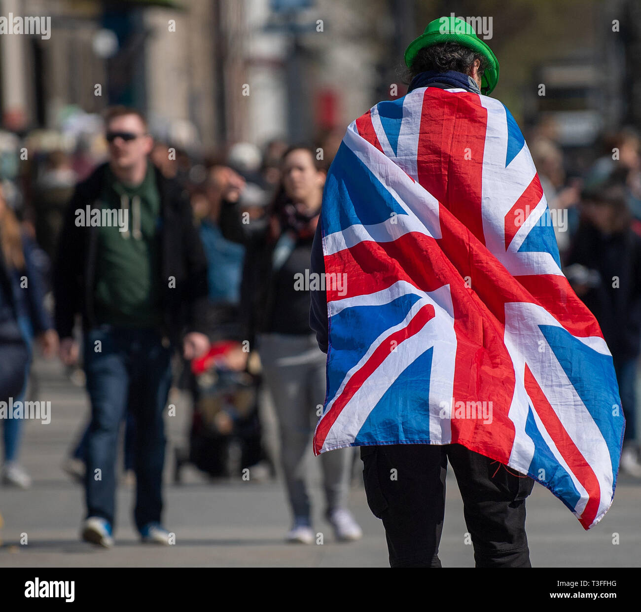 Berlin, Deutschland. 09 Apr, 2019. Ein Mann mit einem nationalen Flagge des Vereinigten Königreichs auf dem Rücken kreuzt eine Straße in der Innenstadt. Bundeskanzlerin Merkel heute erhielt der britische Premierminister kann zu einem Gespräch im Bundeskanzleramt. Das Thema der Diskussion war die Vorbereitung des Brexit Sondergipfel der EU. Credit: Monika Skolimowska/dpa-Zentralbild/dpa/Alamy leben Nachrichten Stockfoto