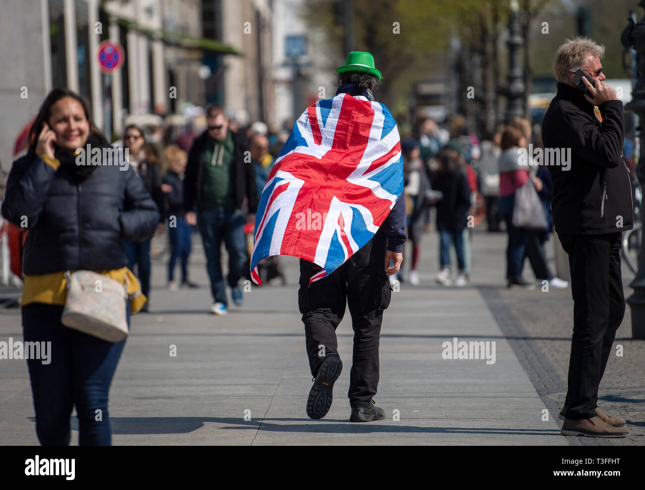 Berlin, Deutschland. 09 Apr, 2019. Ein Mann mit einem nationalen Flagge des Vereinigten Königreichs auf dem Rücken kreuzt eine Straße in der Innenstadt. Bundeskanzlerin Merkel heute erhielt der britische Premierminister kann zu einem Gespräch im Bundeskanzleramt. Das Thema der Diskussion war die Vorbereitung des Brexit Sondergipfel der EU. Credit: Monika Skolimowska/dpa-Zentralbild/dpa/Alamy leben Nachrichten Stockfoto