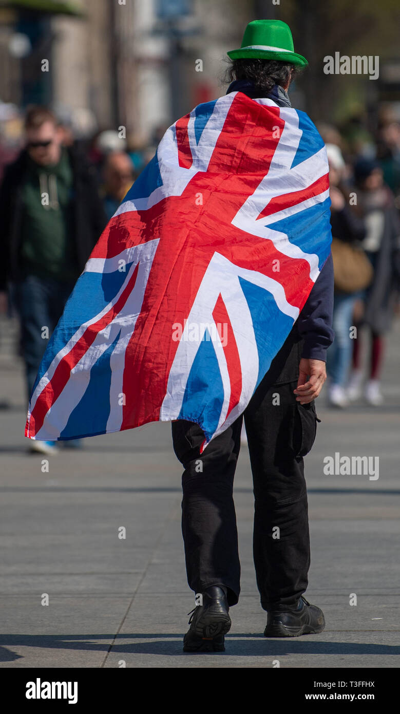 Berlin, Deutschland. 09 Apr, 2019. Ein Mann mit einem nationalen Flagge des Vereinigten Königreichs auf dem Rücken kreuzt eine Straße in der Innenstadt. Bundeskanzlerin Merkel heute erhielt der britische Premierminister kann zu einem Gespräch im Bundeskanzleramt. Das Thema der Diskussion war die Vorbereitung des Brexit Sondergipfel der EU. Credit: Monika Skolimowska/dpa-Zentralbild/dpa/Alamy leben Nachrichten Stockfoto