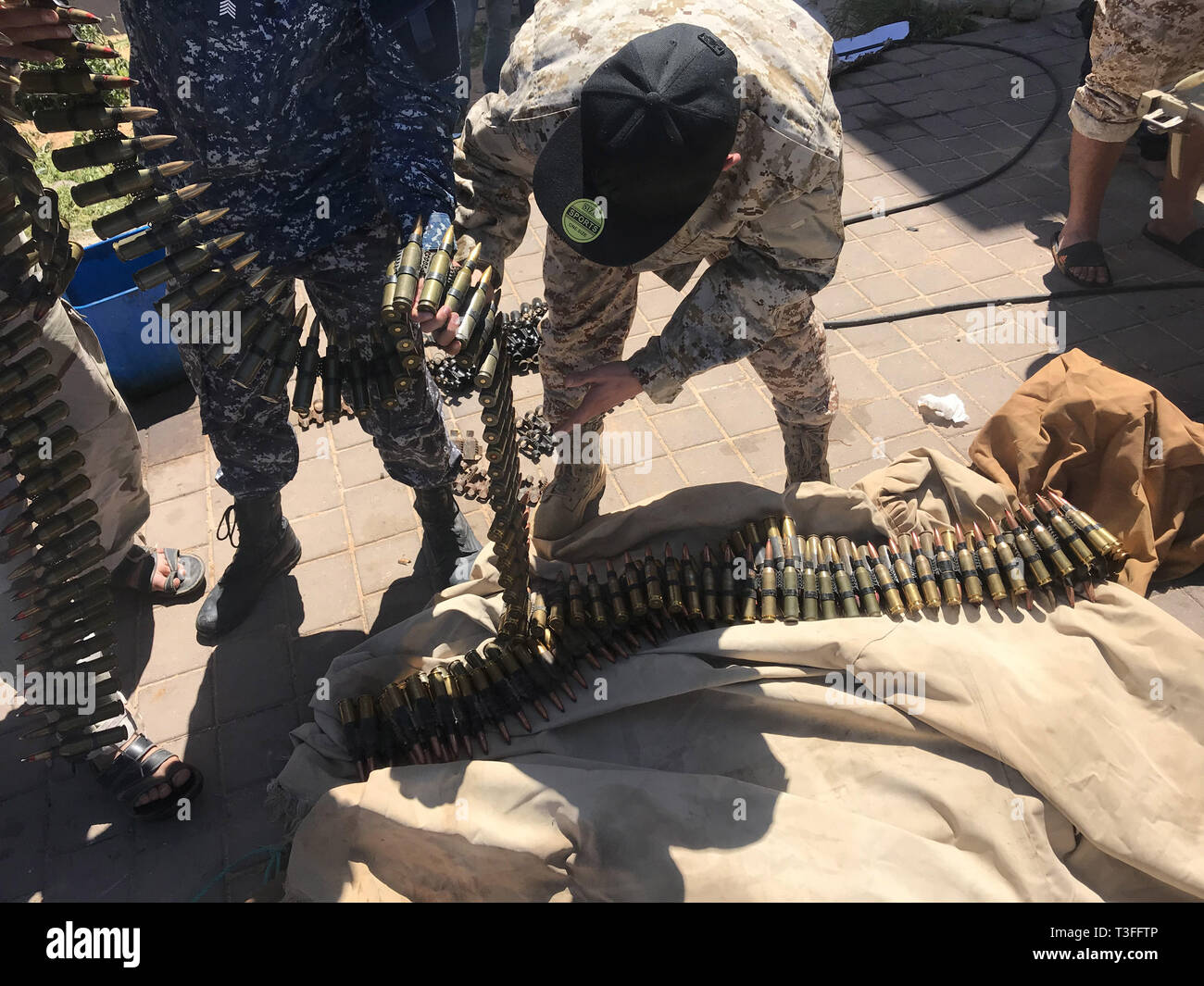 Tripolis, Libyen. 09 Apr, 2019. Kämpfer einer Misurata-basierte bewaffnete Gruppe, treu zu den UN-unterstützten Regierung des Nationalen Abkommens (GNA) von fayez Serraj, bereiten Sie Ihre Munition vor der Überschrift an die Front als Schlachten gegen die Kräfte der self-styled Libyschen National Army (LNA) geführt von Libyschen machthabers Khalifa Haftar, befahl seinen Truppen am Donnerstag Tripolis von GNA zu ergreifen. Credit: Stringer/dpa/Alamy leben Nachrichten Stockfoto