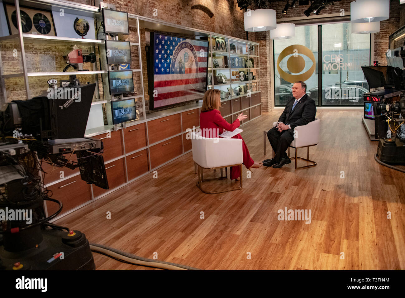 Us-Staatssekretär Mike Pompeo, rechts, während ein TV-Interview mit Norah O'Donnell auf CBS heute morgen Talk Show April 5, 2019 in New York City, NY. Stockfoto