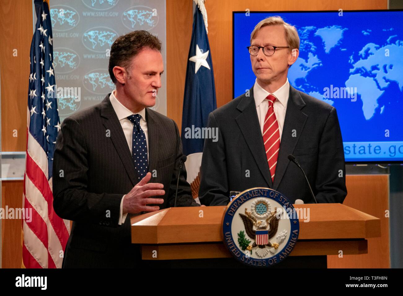 Washington DC, USA. 08 Apr, 2019. Nathan Vertrieb, Koordinator für Terrorismusbekämpfung, Links, und Brian Hook, der US-Sonderbeauftragte für den Iran, Recht, das Antworten auf Fragen in der Presse im State Department in Washington am 8. April 2019, GLEICHSTROM, früherer US-Staatssekretär Mike Pompeo angekündigt, die den USA die Islamischen Revolutionären Garden, einschließlich seiner Qodsarmee, als eine ausländische Terrororganisation bezeichnet. Credit: Planetpix/Alamy leben Nachrichten Stockfoto