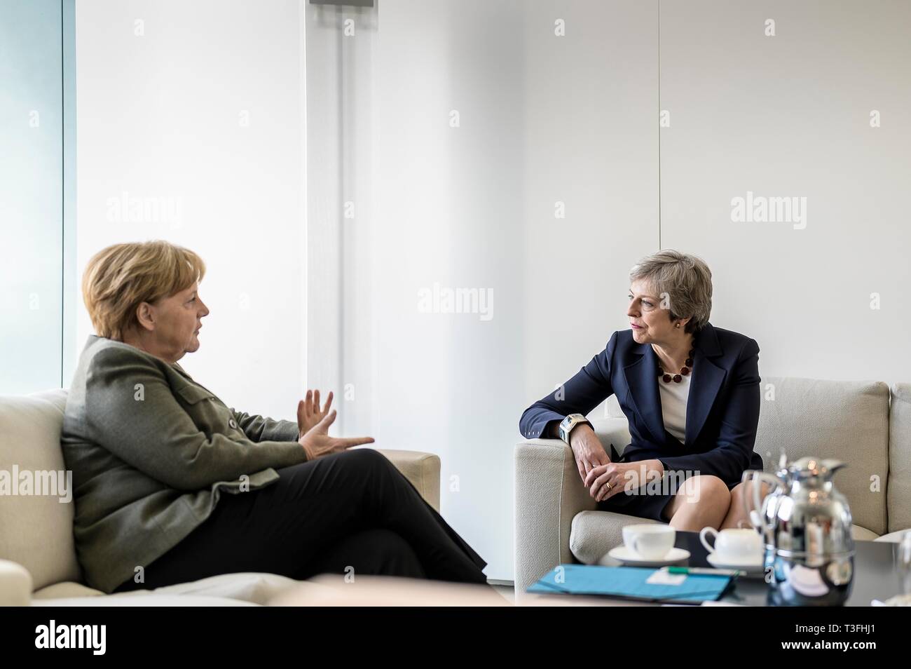 Berlin, Deutschland. 09 Apr, 2019. Bundeskanzlerin Angela Merkel (CDU, l) spricht im Bundeskanzleramt mit Theresa, Premierminister von Großbritannien. Das Thema der Diskussion war die Vorbereitung des Brexit Sondergipfel der EU. Credit: Jesco Denzel/Bundesregierung/dpa - ACHTUNG: Nur für die redaktionelle Verwendung im Zusammenhang mit der aktuellen Berichterstattung und nur mit vollständiger Nennung der oben genannten Kredit-/dpa/Alamy leben Nachrichten Stockfoto