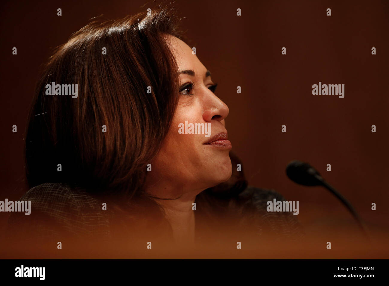 Washington DC, USA. 09 Apr, 2019. United States Senator Kamala Harris (Demokrat aus Kalifornien) Fragen der Beamten aus dem Justizministerium und das Ministerium für Innere Sicherheit während der Senat Ausschusses für Innere Sicherheit und Government Affairs Anhörung am 9. April 2019 über beispiellose Migration an der südlichen Grenze der Vereinigten Staaten. Credit: Stefani Reynolds/CNP | Verwendung der weltweiten Kredit: dpa Picture alliance/Alamy leben Nachrichten Stockfoto