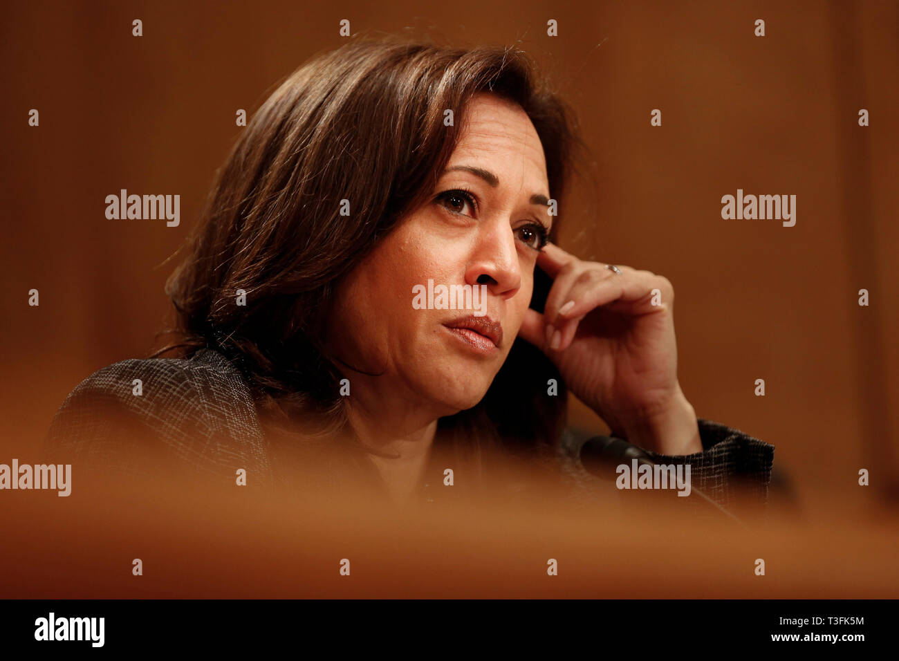 Washington DC, USA. 09 Apr, 2019. United States Senator Kamala Harris (Demokrat aus Kalifornien) Fragen der Beamten aus dem Justizministerium und das Ministerium für Innere Sicherheit während der US-Senat Ausschusses für Innere Sicherheit und Government Affairs Anhörung am 9. April 2019 über beispiellose Migration an der südlichen Grenze der Vereinigten Staaten. Credit: Stefani Reynolds/CNP/MediaPunch Credit: MediaPunch Inc/Alamy leben Nachrichten Stockfoto