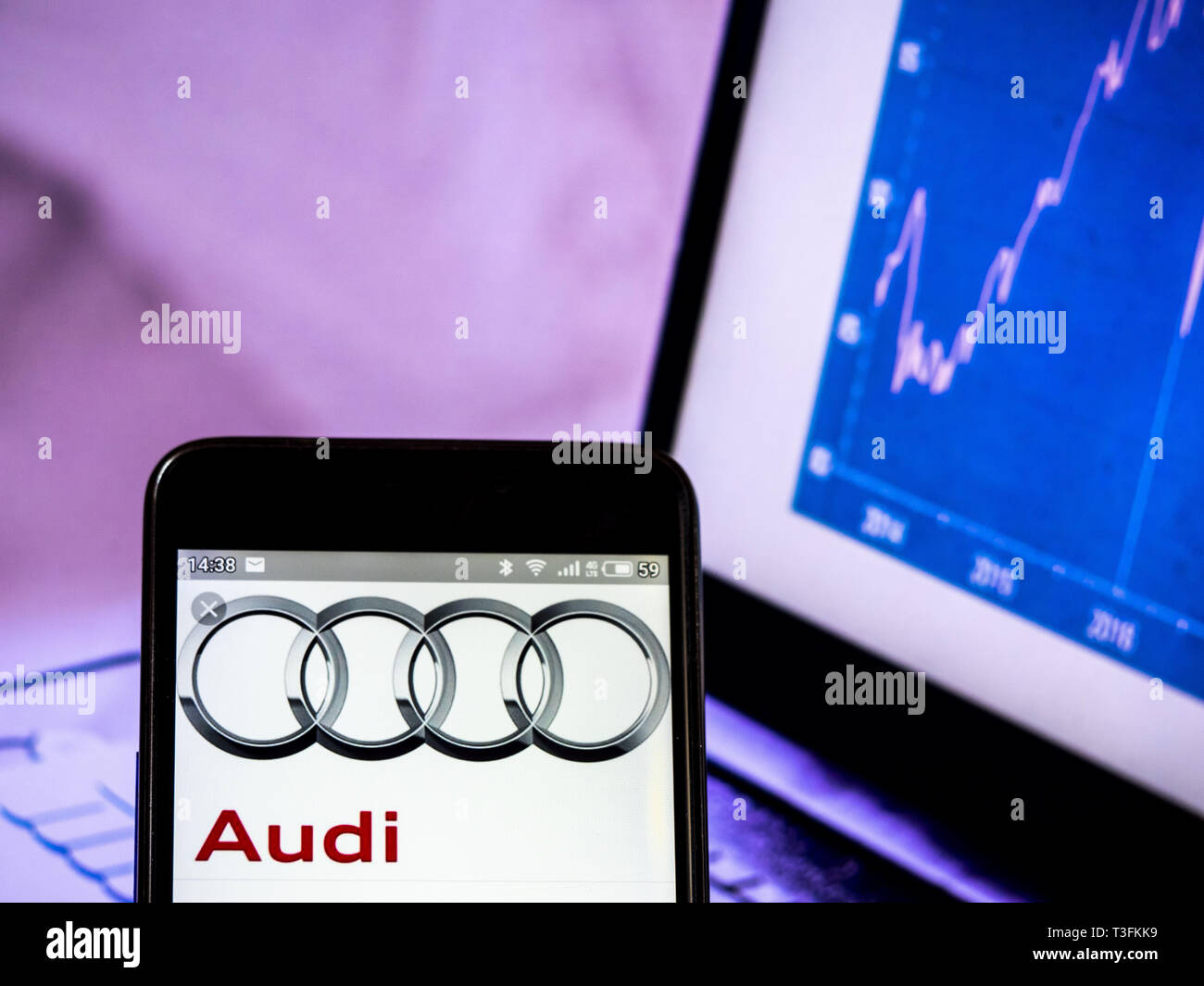 In der Ukraine. 8 Apr, 2019. In diesem Foto ist eine Abbildung der Audi AG Logo gesehen auf einem Smartphone angezeigt. Quelle: Igor Golovniov/SOPA Images/ZUMA Draht/Alamy leben Nachrichten Stockfoto