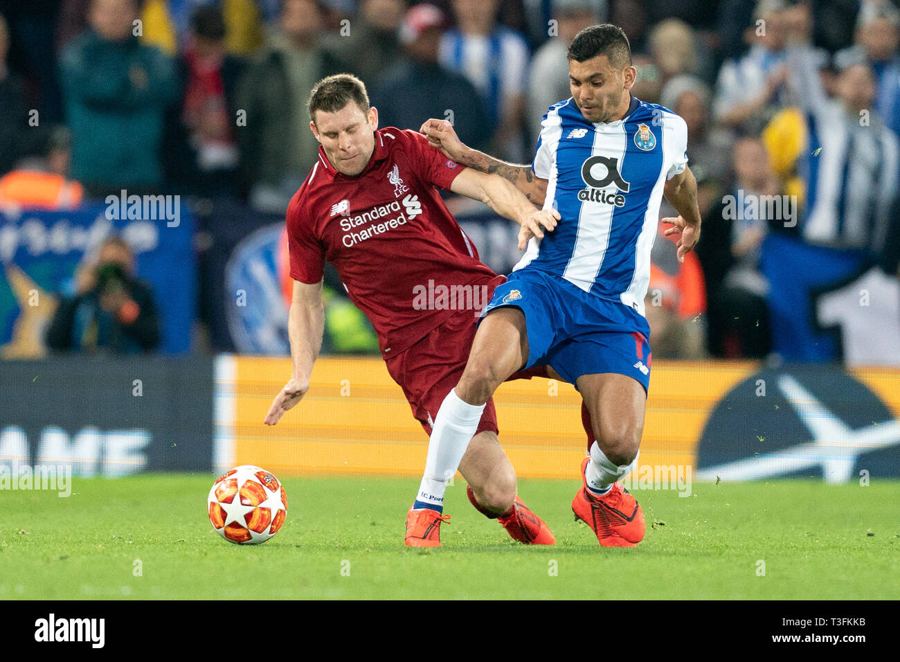Liverpool, Großbritannien. 09 Apr, 2019. Liverpool ist James Milner Schlachten mit Porto Jesus Corona 9. April 2019, Anfield Stadion, Liverpool, England; UEFA Champions League Viertelfinale, Hinspiel, Liverpool FC vs FC Porto Gutschrift: Aktuelles Bilder/Alamy leben Nachrichten Stockfoto