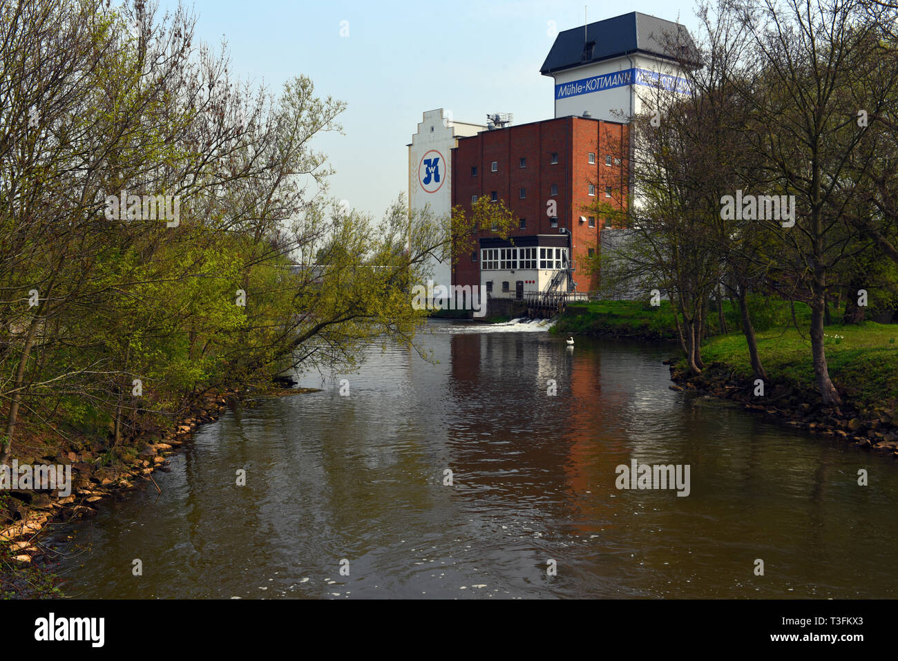 09 April 2019, Nordrhein-Westfalen, Grevenbroich: Die Mühle Kottman an der Erft im Bezirk Wevlinghoven. Die Erft ist ein 106,6 Kilometer langen Fluss, der in der Eifel entspringt und mündet in den Rhein in Neuss Grimlinghausen im Bezirk. Die Erft ist noch gut mit Wasser gefüllt. Aber nach dem Ende der Braunkohle Tagebau, der Erft haben nur ein Viertel der aktuelle Wasserstand. Wenn der Energieversorger RWE schaltet die Pumpen und nicht mehr Sumpf Wasser (das Wasser im Tagebau Braunkohle als Ölwanne Wasser bekannt ist) ist in der Erft, der Fluß Erft ein sma wird gefüttert Stockfoto