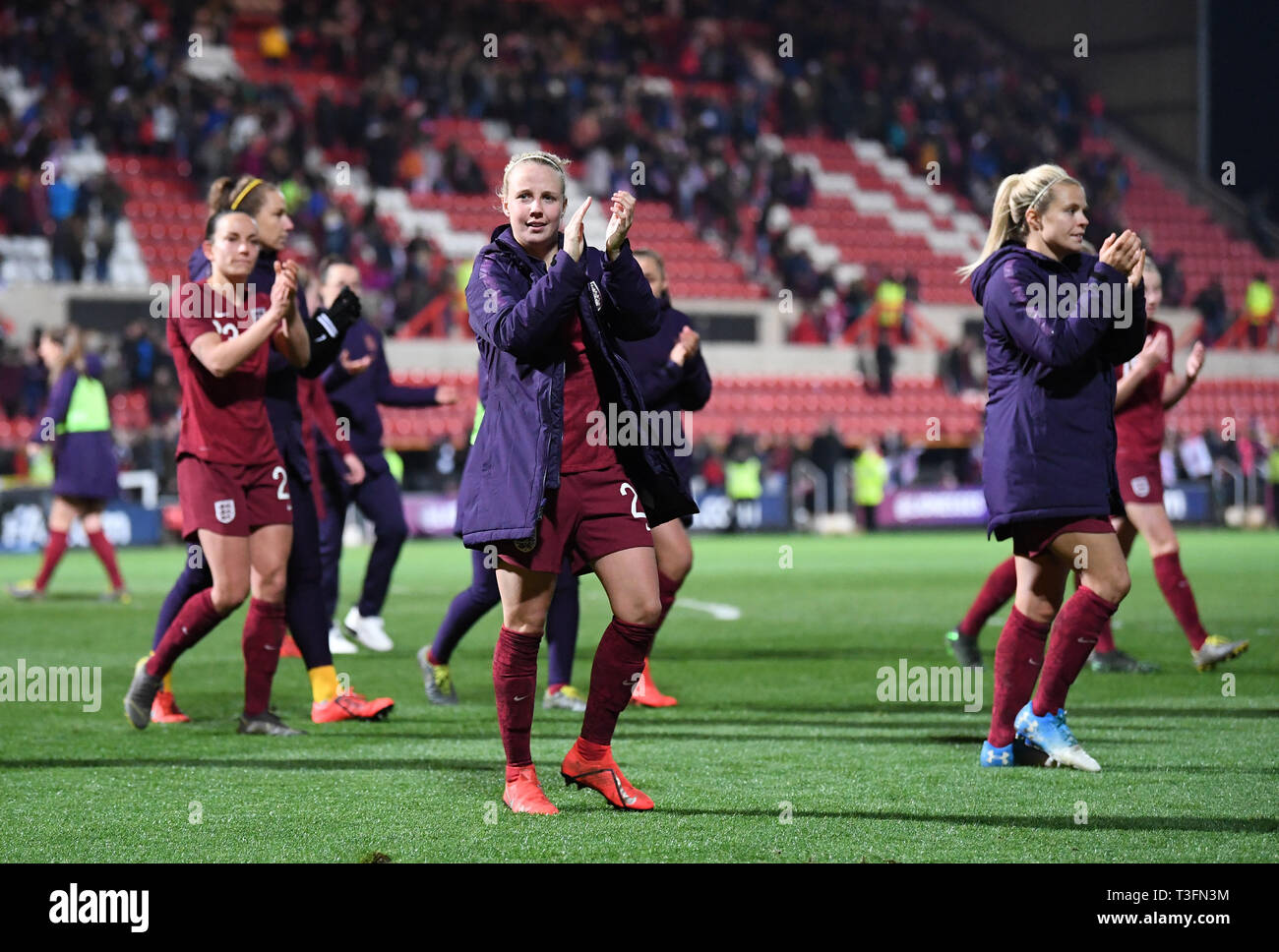 Grafschaft Boden, Swindon, UK. 9 Apr, 2019. Frauen im internationalen Fußball freundlich zwischen England und Spanien; England Spieler applaudieren Fans nach dem Abpfiff Credit: Aktion plus Sport/Alamy leben Nachrichten Stockfoto