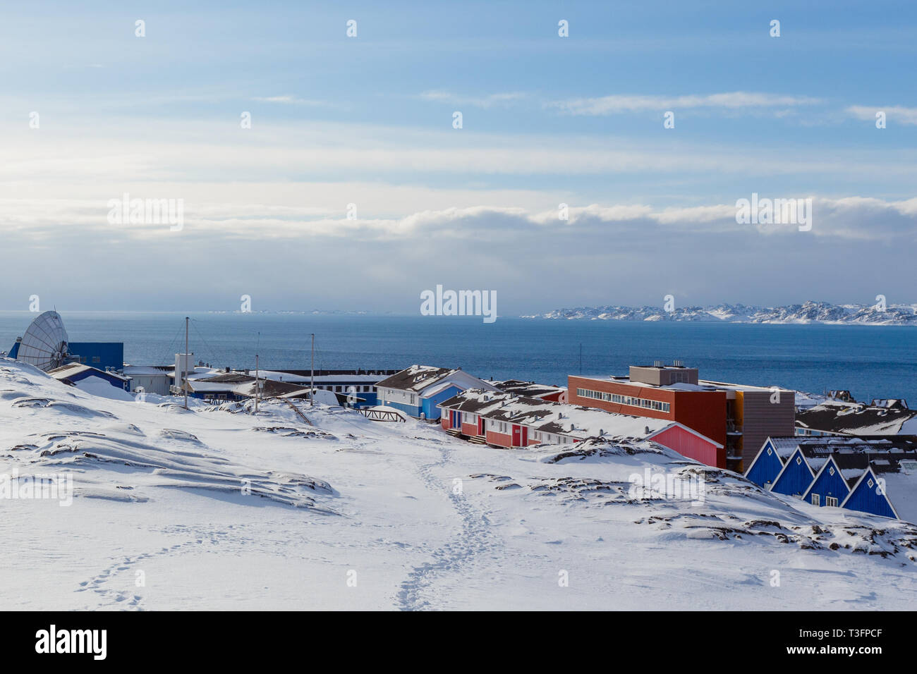 Inuit Dorf Häuser im Schnee am Fjord der Stadt Nuuk, Grönland Stockfoto