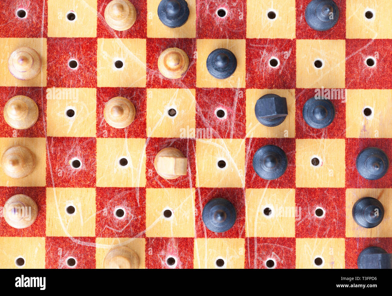 Kleine Holz- Schach auf einem Schachbrett während einer Partie Schach ist für Reisen konzipiert Stockfoto