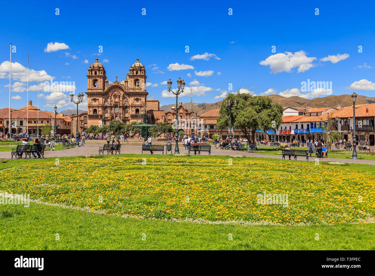 Plaza de Armas Hauptplatz mit der Kathedrale und gelbe Blumen in den Vordergrund, Cuzco, Peru Stockfoto Plaza de Armas Hauptplatz mit der Kathedrale und gelbe Blumen in den Vordergrund, Cuzco, Peru Stockfoto