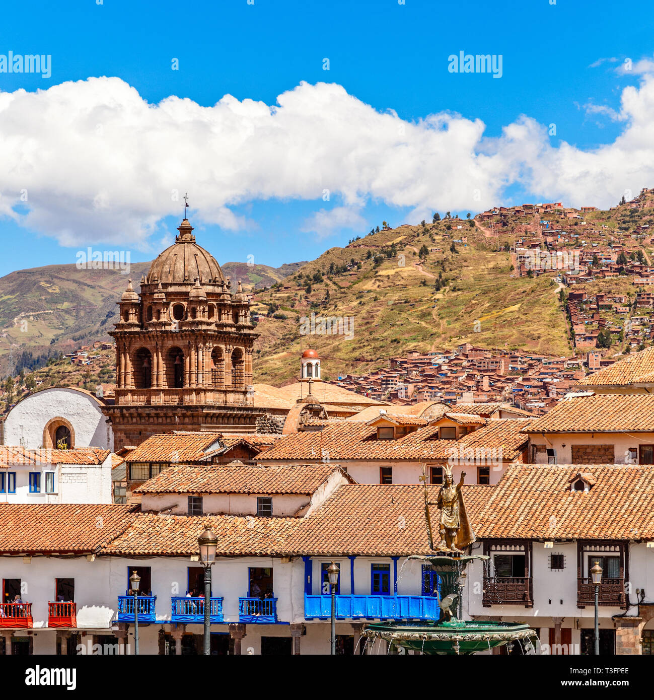 Orange Dächer der peruanischen Häuser mit Springbrunnen von Inka Kaiser Pachacuti und Basilika De La Merced an der Plaza de Armas, Cuzco, Peru Stockfoto Orange Dächer der peruanischen Häuser mit Springbrunnen von Inka Kaiser Pachacuti und Basilika De La Merced an der Plaza de Armas, Cuzco, Peru Stockfoto