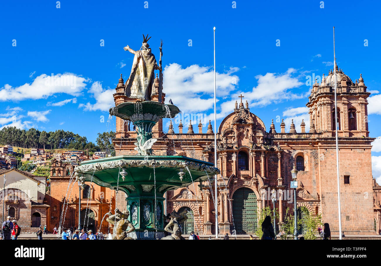 Springbrunnen von Inka Kaiser Pachacuti und Cuzco Kathedrale an der Plaza de Armas, Cuzco, Peru Stockfoto Springbrunnen von Inka Kaiser Pachacuti und Cuzco Kathedrale an der Plaza de Armas, Cuzco, Peru Stockfoto