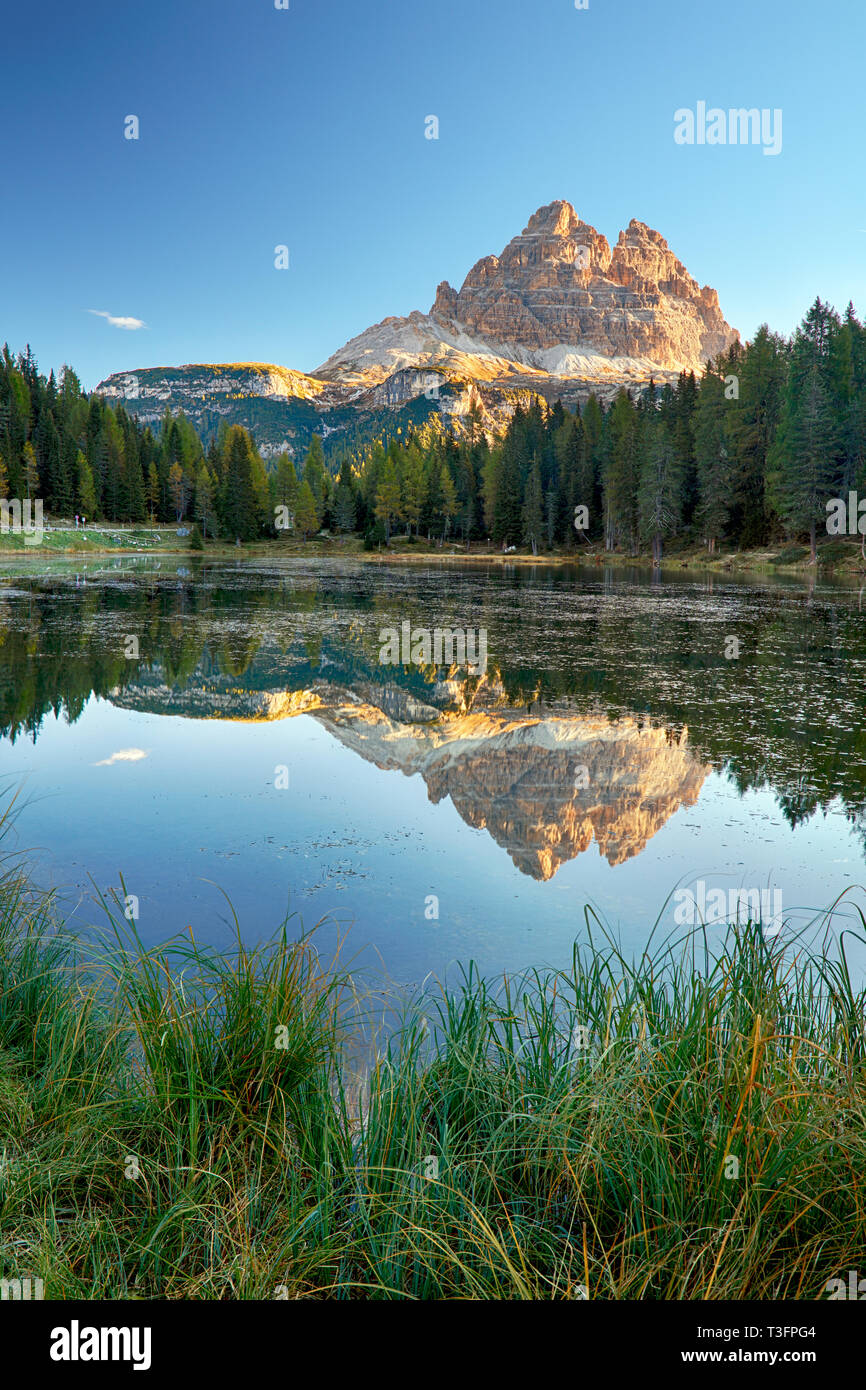 See Berg landcape mit Alpen peak Reflexion, Lago Antorno, Dolomiten Stockfoto