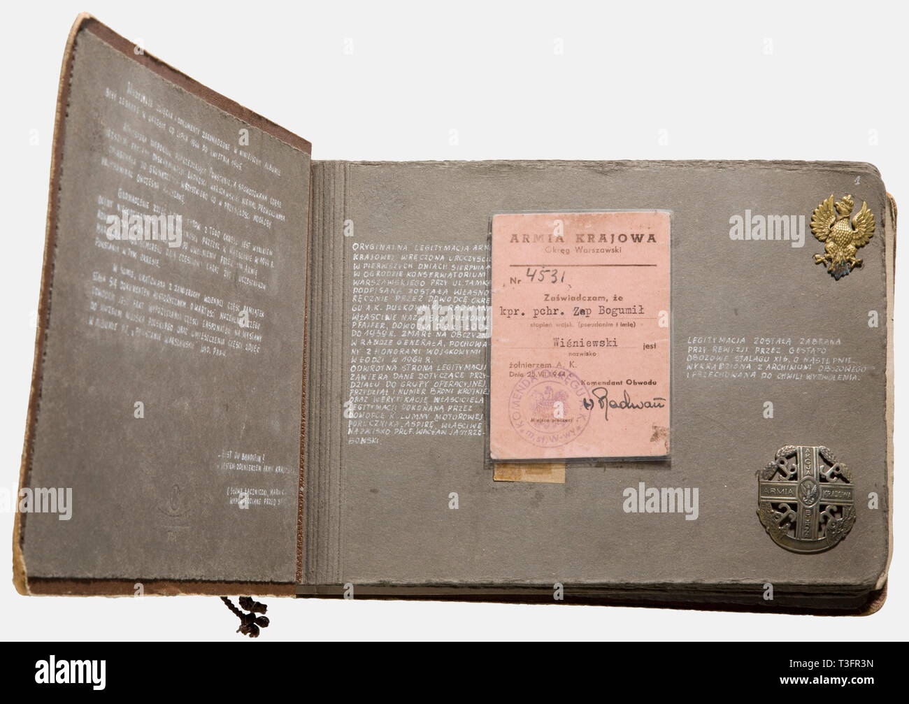 Fotos, Dokumente und Effekte aus der Warschauer Aufstand 1944 48"-Album, Dimension 20 x 30 cm, mit original Fotos, Ausweise, Dokumente, Zeitung, miniatur Medaillen und Abzeichen aus der Zeit des Warschauer Aufstandes 1944. Er beinhaltet unter anderem: Service Identity Card für die Armia Krajowa mit Radwan Signatur und einem Metall Abzeichen, 29 Fotografien von Warschau, einige gibt, die den Kampf, zwei Banknoten, einen Travel Pass, ein Arm band für die 'WP' (Wojsko Polskie = Polnische Armee), Personalausweis für verbündete Einheiten, Hec, No-Exclusive - | Editorial-Use - Nur Stockfoto