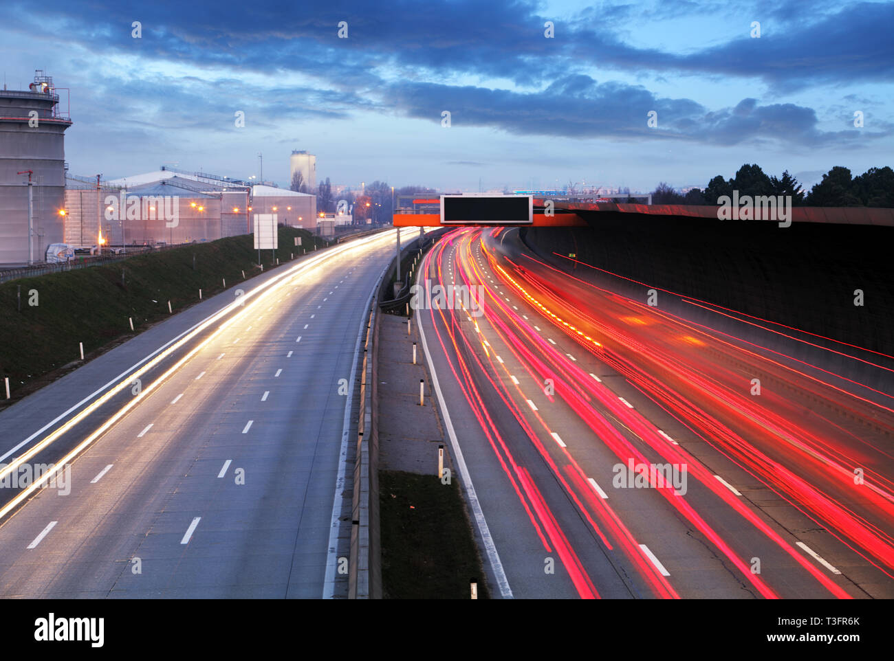 Traffic bei dramatischen Sonnenuntergang Zeit - leichte Wanderwege auf der Autobahn Autobahn bei Nacht, Langzeitbelichtung Abstract im städtischen Hintergrund Stockfoto
