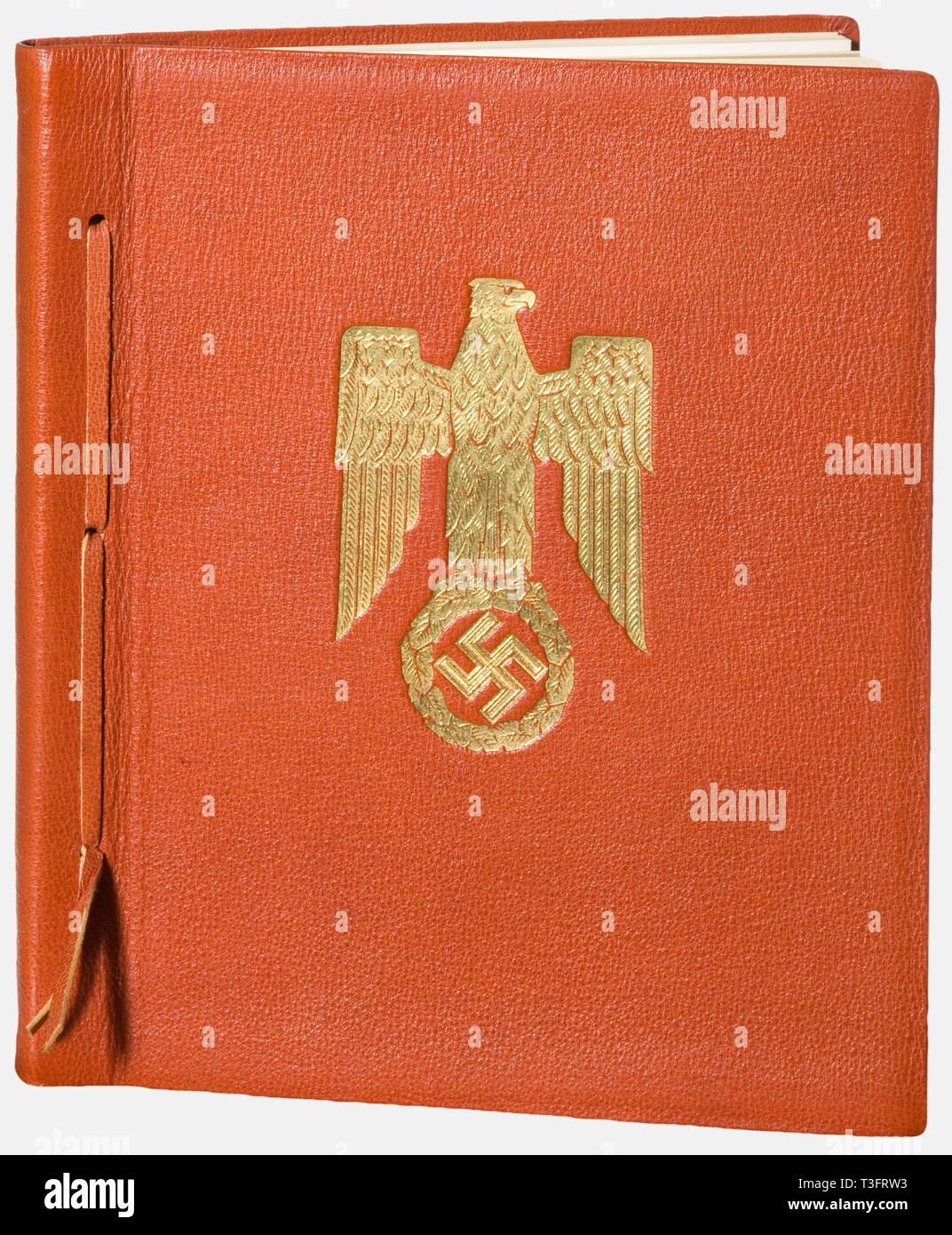 Benito Mussolini, einer persönlichen Präsentation Buch anlässlich von Mussolinis Besuch in München mit einem Ex Libris 'München dargestellt, Hauptstadt der Helvetica grüßt Benito Mussolini" (München, der Hauptstadt der Bewegung, grüßt Mussolini sterben) auf dem Deckblatt, rot Ledereinband mit einer Partei Adler in Gold auf der Vorderseite eingestanzt, italienische und deutsche Text auf Pergament gedruckt, Schwarz und Weiß Foto Sektion und farbigen Zeichnungen von Prof. G. Buchner für die Münchner Flagge Dekoration. Entworfen und von Max Schmidt und Söhne, München. Komplett mit Schuber., Nur Editorial-Use No-Exclusive - | - Stockfoto