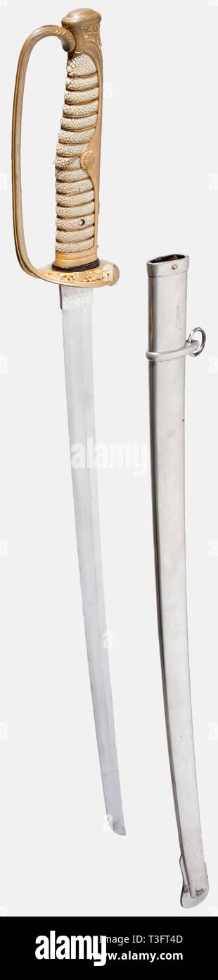 Die japanische Armee Offizier Kyu-gunto, erste Hälfte des 20. Jahrhunderts Blade Shingo - Gassho-zukuri, Chu-kissaki, Flachbild torii - ZORI. Suguha hamon in nioi, ko-maru boshi ohne kaeri. Muji - Hada leicht fleckig. Alte kesho beenden. Nakago mit zwei Mekugi-ana, takanoha yasurime ('hawk Feather'-Datei markiert). Bezeichnet "Kanemichi Saku, Showa 10. Jahr, 3 Monat (März 1936)". In Kyu ist ein Offizier in der Armee montiert - gunto Koshirae aus der Zeit des Russisch-Japanischen Krieg (1904 - 05). Vergoldete Kirschblüten, Bronze mit silber Hiraoka mon. Ray haut Griff mit leicht beschädigte wir, No-Exclusive - | Editorial-Use - Nur Stockfoto