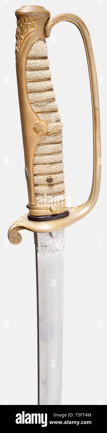 Die japanische Armee Offizier Kyu-gunto, erste Hälfte des 20. Jahrhunderts Blade Shingo - Gassho-zukuri, Chu-kissaki, Flachbild torii - ZORI. Suguha hamon in nioi, ko-maru boshi ohne kaeri. Muji - Hada leicht fleckig. Alte kesho beenden. Nakago mit zwei Mekugi-ana, takanoha yasurime ('hawk Feather'-Datei markiert). Bezeichnet "Kanemichi Saku, Showa 10. Jahr, 3 Monat (März 1936)". In Kyu ist ein Offizier in der Armee montiert - gunto Koshirae aus der Zeit des Russisch-Japanischen Krieg (1904 - 05). Vergoldete Kirschblüten, Bronze mit silber Hiraoka mon. Ray haut Griff mit leicht beschädigte wir, No-Exclusive - | Editorial-Use - Nur Stockfoto