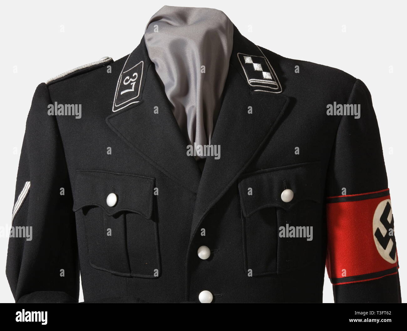 Eine Uniform für ein obersturmführer, im 11 Sturm der 37 Fuß Standarte in Linz ein eigenes Kaufsache von feinen schwarzen Gabardine, Aluminium Tasten mit den SS-RZM Stempel, silber Kragen Rohrleitungen, und das individuelle Etikett, 'Georg Schwert Bamberg im schwarzem Futter. Silber - Gesticktes kragen Patches und Manschette band, Chevron für ein veteran Fighter, aufgenäht auf Schulter, Wollfilz hülse band. Schwarzen reithosen von passenden Material mit schwarzer Seide Innenfutter, bein Schnürsenkel, und schwarze Kunstseide Manschetten. Sehr selten einheitliche mit passenden Stücken. historischen, geschichtlichen, 1930er Jahre, Editorial-Use - Nur Stockfoto