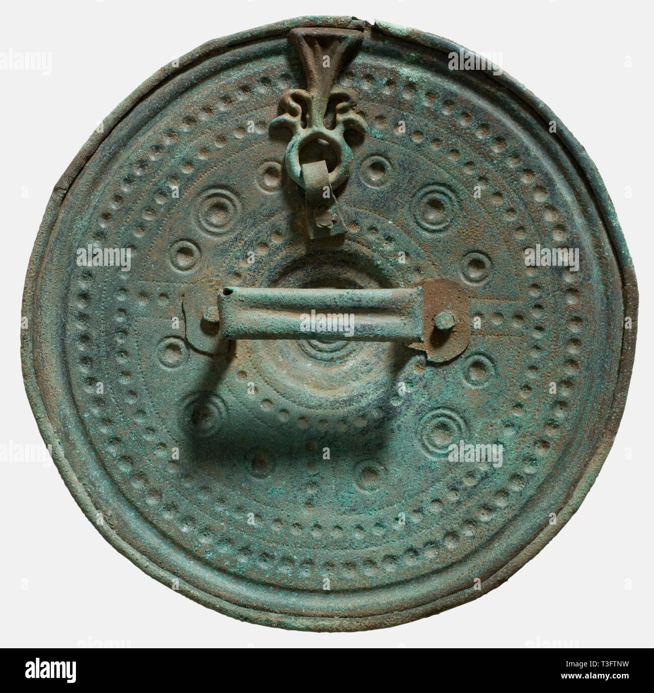 Einen silbernen Schild, Villanova, 8., 9. und 7. Jahrhundert v. Chr. Bronze. Schirmblech dekoriert mit konzentrischen Kreisen von boss Ornamente und embossments, die Kreise in der Nähe des Zentrums in vier Abschnitte mit ornamentalen Streifen in einer Form angeordnet sind geteilt. An der Innenseite einer genieteten bronze Strap Griff (Länge 6 cm) sowie ein Ring mit Amulett (Länge 5 cm) in Form von eine stilisierte menschliche Figur. Durchmesser 19 cm. Blau-grün zu grün-schwarze Patina. Sammlung Axel Guttmann (Inv. Nr. R 101) in Paris im Jahr 1994 erworben. Außerordentlich, gut erhaltene und Schöne, Additional-Rights - Clearance-Info - Not-Available Stockfoto