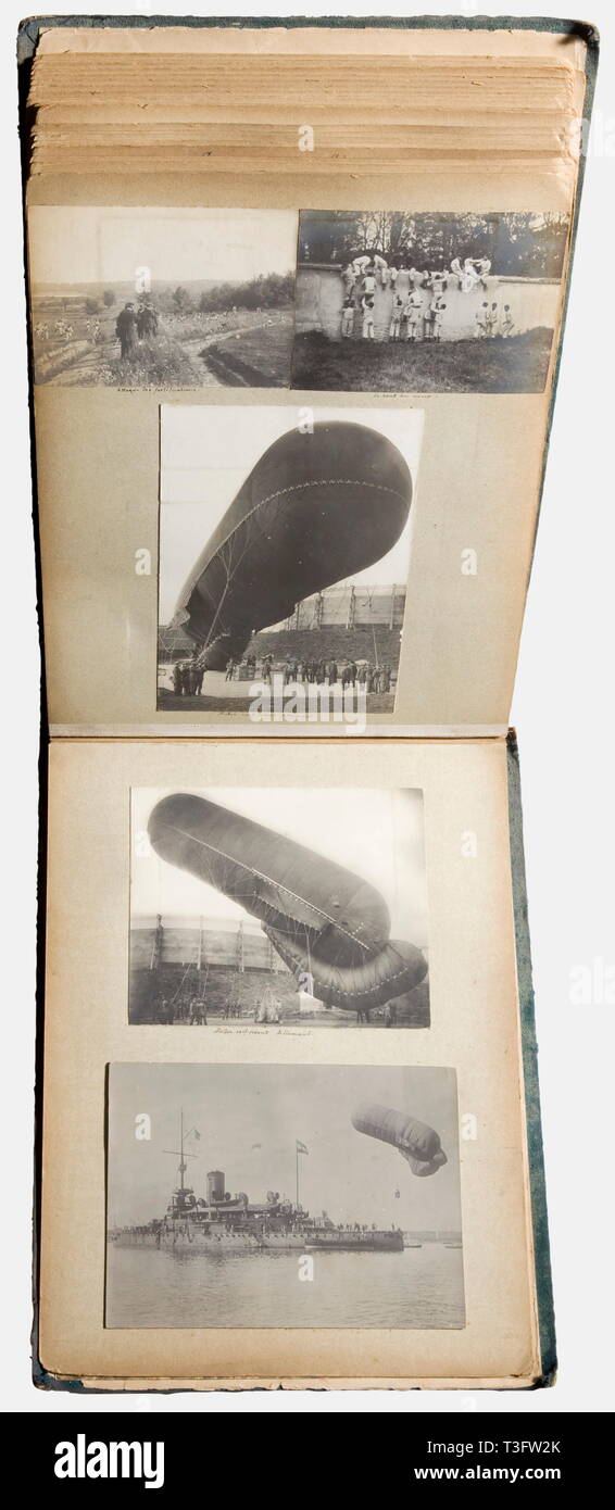 Ein Fotoalbum, einer sapper des 25 Bataillon Aérostier de Chalais-Chaumont ein Album mit 175 Fotos des täglichen Lebens der Luftschiff Truppe: an Spielraum, der bei der Installation des Flugzeugs, der Blick auf die Werkstatt und die Kampagne Material in Camp de Chalais-Chaumont, das Verladen des Materials für die China Kampagne 1900, Fotos aus der Luft Ballons, Unfall der 'Le Jaune", Fotos des Ballons 'La France', 'Le Jaune', 'Lebaudy', 'Le Hoche', '170A'. Seltene Fotos Der luftfahrtpionier Louis Paulhan (1883-1963), der seine Mi, Additional-Rights - Clearance-Info - Not-Available Stockfoto