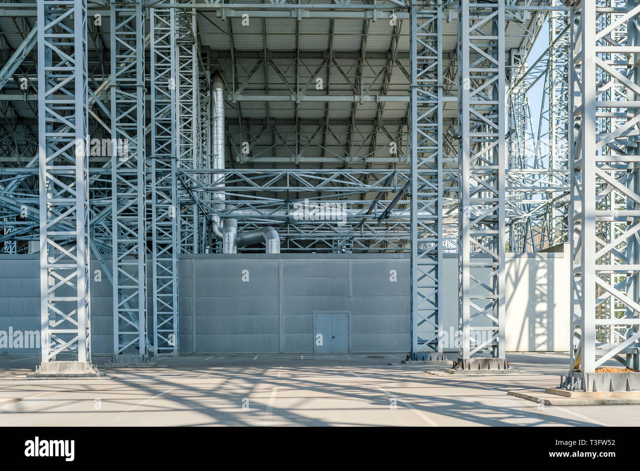 Lager Metalldächer, groß, Stahl Dachkonstruktion, Ansicht von unten mit kommerziellen Fabrikgebäude Dach Stockfoto