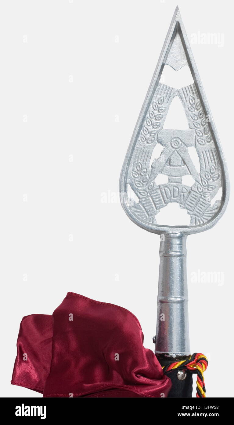 Ein Banner für die DDR Zivilschutz, 1. Medizinische Abteilung, Magdeburg Bezirk Banner mit einem schwarz/rot/gold gemischt Weben. Abmessungen 183 x 117 cm. Es zeigt die Maschine - bestickt Zivilschutz Emblem in der Mitte und die Unit Identification am oberen Hubvorrichtung. Silbergrau Fringe. Auf einem zweiteiligen Flagstaff mit einer Aluminium Finial und ein Wein rot Kunstseide Flagge ribbon Eingeschrieben' vom 11. Februar 1987." Es kommt mit der Schutzhülle für das Banner ein. historischen, historischen, 1980 s, 20. Jahrhundert, DDR, DDR, Ostdeutschland, Additional-Rights - Clearance-Info - Not-Available Stockfoto