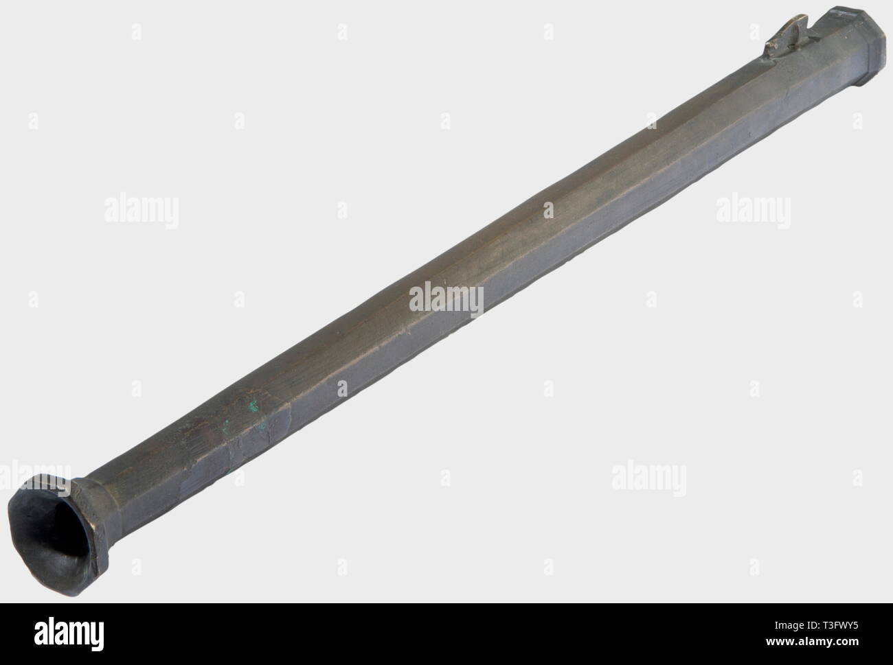 Ein deutscher Hand cannon, 2. Hälfte 15. Jahrhundert. Bronze mit schöner alter Patina. Achteckige glatte Bohrung Barrel im 13-mm-Kaliber mit einer Kanone Schnauze. Touchhole auf der Seite mit Integral cast flash Pan, Scharnierabdeckung noch sichtbar. Im vorderen Bereich Reparaturen aus der Zeit es verwendet wurde. Länge 54 cm. historischen, historische, 15. Jahrhundert, Schulter Arm, Waffen, Waffen, Waffen, arm, Militär, Militaria, Waffen, Feuer arm, Waffe, Waffen, Schusswaffen, Waffen, Waffen, Waffen, Waffen, Waffen, Objekt, Objekte, Stills, Clipping, Clippings, Ausschneiden, Ausschneiden, Ausschnitten, r, Additional-Rights - Clearance-Info - Not-Available Stockfoto