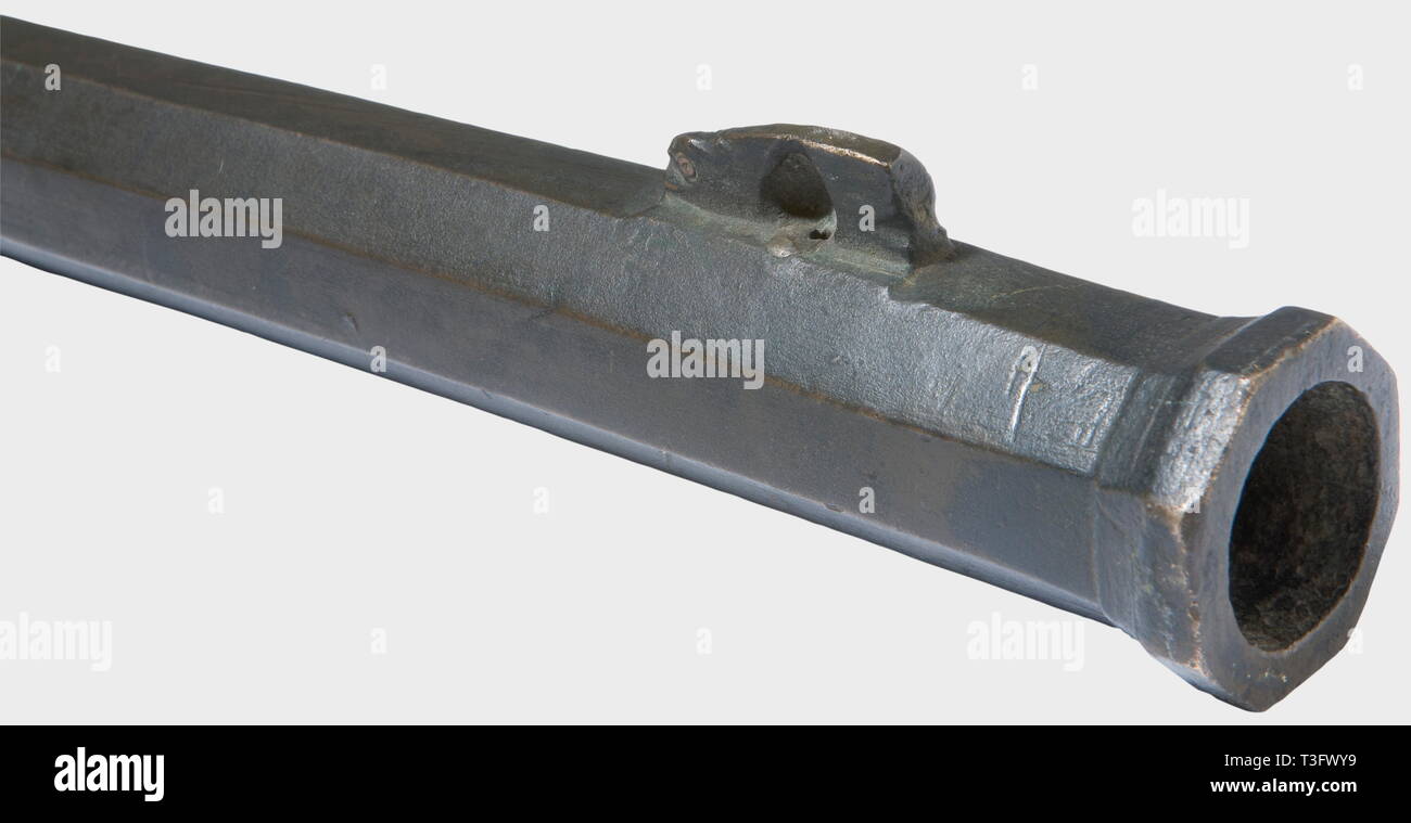 Ein deutscher Hand cannon, 2. Hälfte 15. Jahrhundert. Bronze mit schöner alter Patina. Achteckige glatte Bohrung Barrel im 13-mm-Kaliber mit einer Kanone Schnauze. Touchhole auf der Seite mit Integral cast flash Pan, Scharnierabdeckung noch sichtbar. Im vorderen Bereich Reparaturen aus der Zeit es verwendet wurde. Länge 54 cm. historischen, historische, 15. Jahrhundert, Schulter Arm, Waffen, Waffen, Waffen, arm, Militär, Militaria, Waffen, Feuer arm, Waffe, Waffen, Schusswaffen, Waffen, Waffen, Waffen, Waffen, Waffen, Objekt, Objekte, Stills, Clipping, Clippings, Ausschneiden, Ausschneiden, Ausschnitten, r, Additional-Rights - Clearance-Info - Not-Available Stockfoto