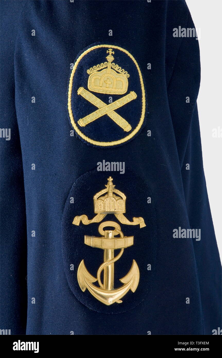 Eine einheitliche Jacke für einen Chief boatswains mate, auf die Kaiserliche Yacht "Hohenzollern" Dunkelblau, doppelreihig Wolljacke. White Collar Patches, ein frankiertes goldenen Metall Rangabzeichen auf dem linken Ärmel mit den Insignien der gig Crew für die Smy 'Hohenzollern' bestickt in gelber Seide. Eine große Maschine - gestickte Monogramm genäht auf der Innenseite der Tasche. Sauber, frische Farben, kleine geflickte Loch auf der Schulter. Extrem selten Kaiserliche Marine uniform Stück. historischen, geschichtlichen, 1900S, 1910S, 20. Jahrhundert, Marine, Marine, Militär, milita, Additional-Rights - Clearance-Info - Not-Available Stockfoto