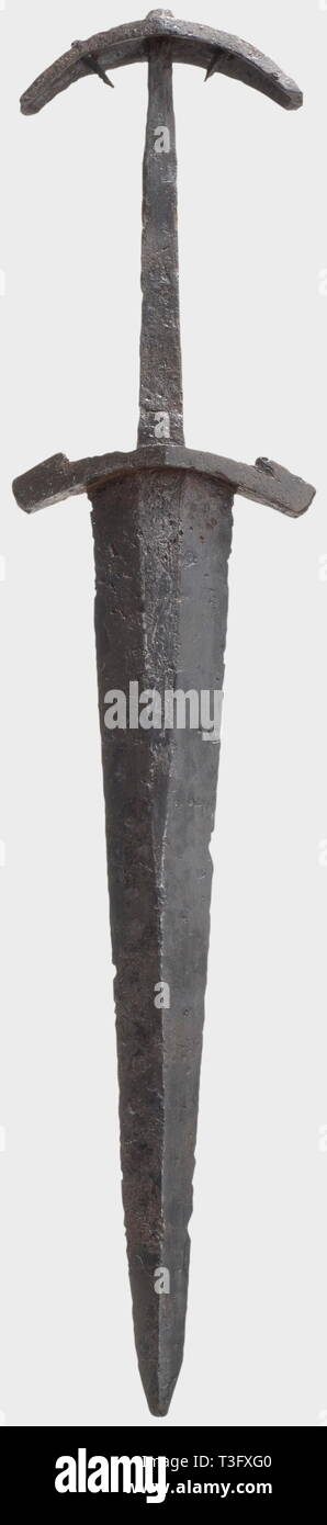Ein Schweizer Dolch, in Deutschland oder in der Schweiz, ca. 1300 Schwere klinge Rillen auf der einen Seite, die Ridge im oberen Drittel mit einem fein geätzt Dekoration eines Drachen abgeflacht. Leicht gebogenen, Quadrat quillons, schlanke Tang mit gebogenem griff die zwei intakte Nieten. Gereinigt Ausgrabung Entdeckung, leicht in den Plätzen wieder hergestellt. Länge 33 cm. Eine frühe, gut erhaltenen Schweizer Dolch mit extrem seltenen Blade Dekoration. historischen, historische, 14. Jahrhundert, Dolch, Dolche, thrusting, thrustings, Baton, Waffe, Waffen, Waffen, Waffen, Kampf gerät, obj, Additional-Rights - Clearance-Info - Not-Available Stockfoto