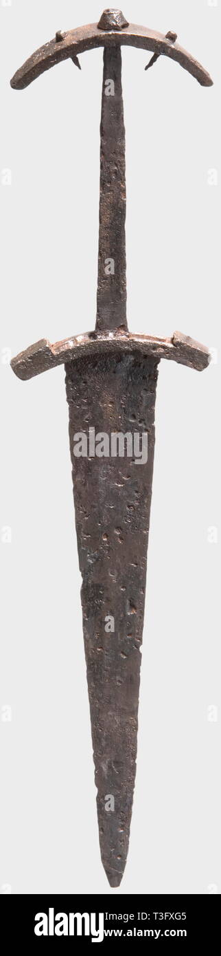 Ein Schweizer Dolch, in Deutschland oder in der Schweiz, ca. 1300 Schwere klinge Rillen auf der einen Seite, die Ridge im oberen Drittel mit einem fein geätzt Dekoration eines Drachen abgeflacht. Leicht gebogenen, Quadrat quillons, schlanke Tang mit gebogenem griff die zwei intakte Nieten. Gereinigt Ausgrabung Entdeckung, leicht in den Plätzen wieder hergestellt. Länge 33 cm. Eine frühe, gut erhaltenen Schweizer Dolch mit extrem seltenen Blade Dekoration. historischen, historische, 14. Jahrhundert, Dolch, Dolche, thrusting, thrustings, Baton, Waffe, Waffen, Waffen, Waffen, Kampf gerät, obj, Additional-Rights - Clearance-Info - Not-Available Stockfoto