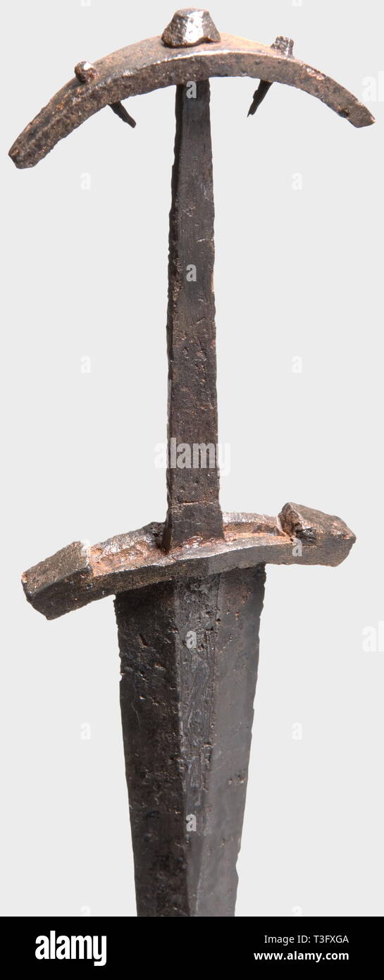 Ein Schweizer Dolch, in Deutschland oder in der Schweiz, ca. 1300 Schwere klinge Rillen auf der einen Seite, die Ridge im oberen Drittel mit einem fein geätzt Dekoration eines Drachen abgeflacht. Leicht gebogenen, Quadrat quillons, schlanke Tang mit gebogenem griff die zwei intakte Nieten. Gereinigt Ausgrabung Entdeckung, leicht in den Plätzen wieder hergestellt. Länge 33 cm. Eine frühe, gut erhaltenen Schweizer Dolch mit extrem seltenen Blade Dekoration. historischen, historische, 14. Jahrhundert, Dolch, Dolche, thrusting, thrustings, Baton, Waffe, Waffen, Waffen, Waffen, Kampf gerät, obj, Additional-Rights - Clearance-Info - Not-Available Stockfoto