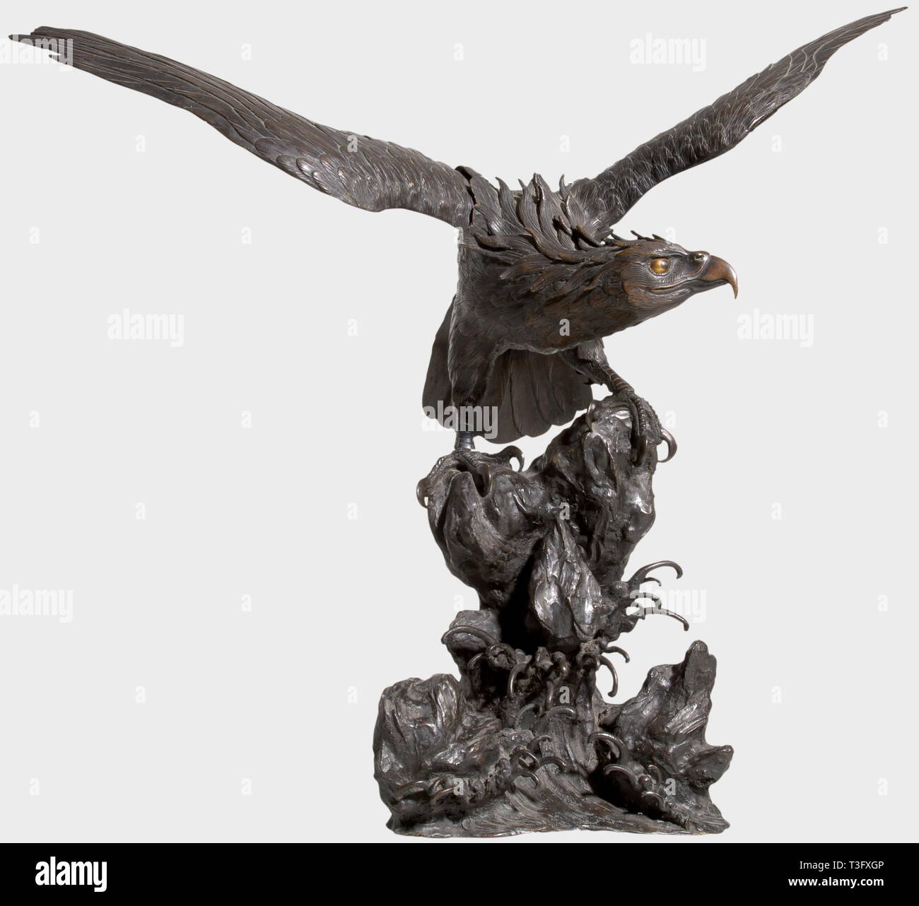 Ein Adler Flucht, Bronze Skulptur, Japan, 2. Hälfte des 19. Jahrhunderts. Adler mit ausgebreiteten Flügeln thront auf einem Felsen. Dunkel patiniert Bronze gegossen, aus mehreren Teilen besteht, sehr fein gearbeitet. Höhe 76 cm, Spannweite 83 cm. Wing tips leicht beschädigt, Schwanz leicht gebeugt. Unsigned. historischen, historische, 19. Jahrhundert, Japanisch, Asiatisch, Asien, Fernost, Objekt, Objekte, Stills, Clipping, Clippings, Ausschneiden, Ausschnitten, Skulptur, Skulpturen, Statue, Figur, Figuren, Statuetten, Bildende Künste, Kunst, Additional-Rights - Clearance-Info - Not-Available Stockfoto