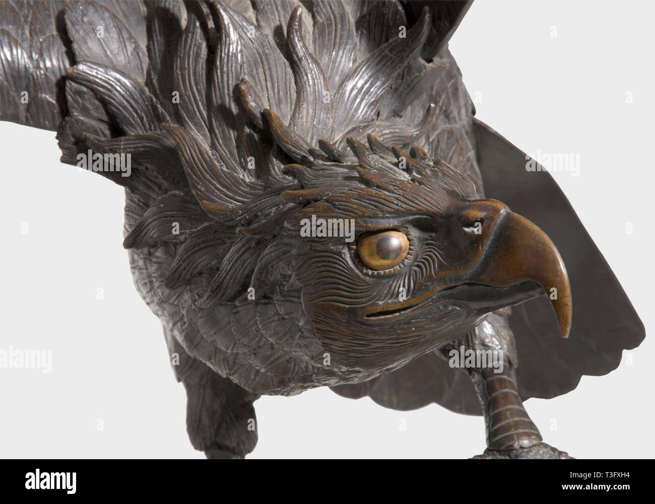 Ein Adler Flucht, Bronze Skulptur, Japan, 2. Hälfte des 19. Jahrhunderts. Adler mit ausgebreiteten Flügeln thront auf einem Felsen. Dunkel patiniert Bronze gegossen, aus mehreren Teilen besteht, sehr fein gearbeitet. Höhe 76 cm, Spannweite 83 cm. Wing tips leicht beschädigt, Schwanz leicht gebeugt. Unsigned. historischen, historische, 19. Jahrhundert, Japanisch, Asiatisch, Asien, Fernost, Objekt, Objekte, Stills, Clipping, Clippings, Ausschneiden, Ausschnitten, Skulptur, Skulpturen, Statue, Figur, Figuren, Statuetten, Bildende Künste, Kunst, Additional-Rights - Clearance-Info - Not-Available Stockfoto