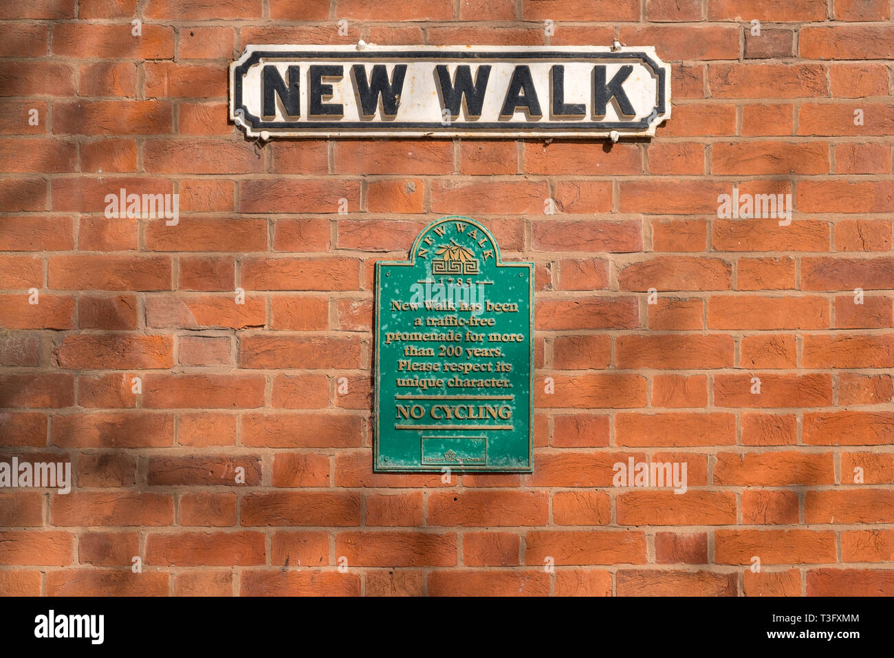 Altmodische Straßenschild auf Wand für neue Spaziergang in Leicester mit Vorzeichen Unter nein zu sagen, Radfahren Stockfoto