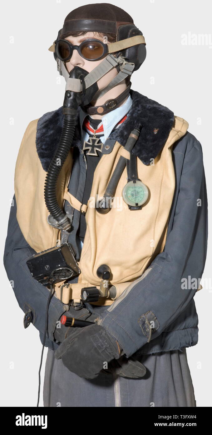 Ein einheitliches Ensemble für eine Nacht Fighter Pilot, bei der Verteidigung von Germ historischen, historische, Personen, 1930er Jahre, 20. Jahrhundert, Luftwaffe, Zweig, Zweige, bewaffneten Service, Streitkräfte, Militaria, Militär, Luftwaffe, Objekt, Objekte, Stills, Clipping, Clippings, Ausschneiden, Ausschnitten, einheitliche, Uniformen, Kleidung, Kleidung, Textil, Kleidung, Mann, Männer, männlich, Editorial-Use - Nur Stockfoto