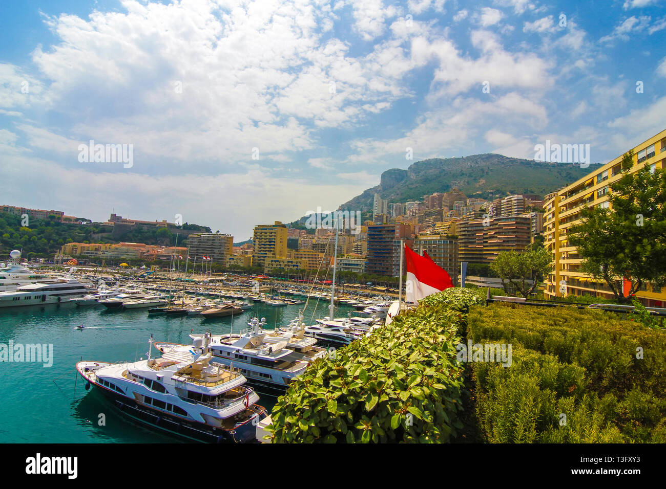 Blick auf die Boote im Hafen von Fontvieille Le in Monaco, Frankreich an einem sonnigen Tag. Stockfoto