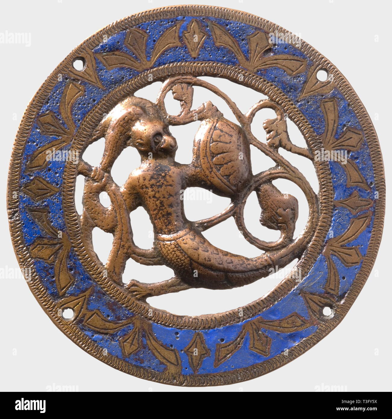 Eine emaillierte Montageplatte, Limoges, 13. Jahrhundert Runde Montageplatte aus Kupfer, mit vier Bohrungen und eine emaillierte Grenze von Stilisierten floralen Ornamenten. In der Mitte ein Fabelwesen in Openwork demi-Relief. Bleibt der Vergoldung. Durchmesser 8,7 cm. historischen, historische, 13. Jahrhundert, Kunsthandwerk, Handwerk, Handwerk, Objekt, Objekte, Stills, Clipping, Clippings, Ausschneiden, Ausschneiden, Ausschnitten, Bildende Künste, Kunst und Kunstvolles, Additional-Rights - Clearance-Info - Not-Available Stockfoto