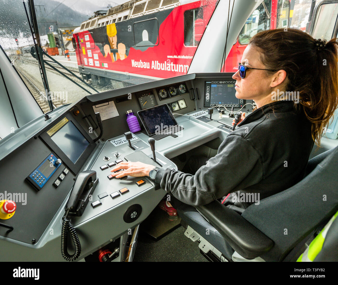 Zugfahrerin in der Schweiz. Die Zugfahrt in einem Fahrerhaus der Rhätischen Bahn ist ein ganz besonderes Erlebnis und kann im Voraus gebucht werden Stockfoto