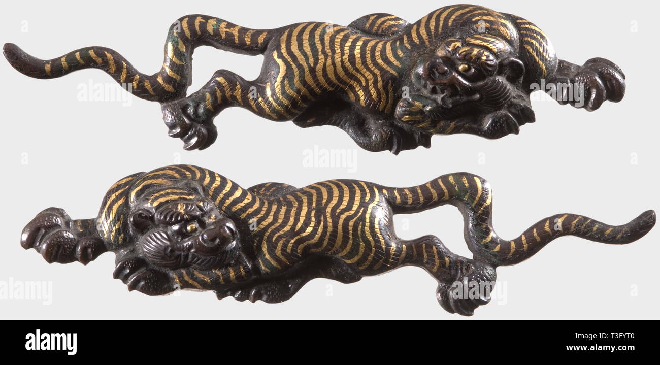 Ein paar Tiger menuki, Japan, späten Edo Zeit fein Tiger in demi gearbeitet - Relief aus Shakudo, Streifen der Tiger in Gold gunome. In einem modernen Holzkiste. Beide menuki haben eine Länge von 81 mm. historischen, historische, 19. Jahrhundert, Japanisch, Asiatisch, Asien, Fernost, Objekt, Objekte, Stills, Clipping, Clippings, Ausschneiden, Ausschneiden, Ausschnitten, exotisch, bizarr, Skulptur, Skulpturen, Statue, Figur, Figuren, Statuetten, Bildende Künste, Kunst, Additional-Rights - Clearance-Info - Not-Available Stockfoto