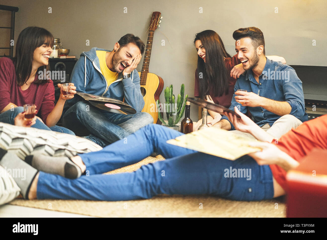 Glückliche junge Freunde Spaß zu Hause vintage Vinyl Disc Musik im Wohnzimmer - Gruppe von Menschen, die ihre Zeit in der Wohnung genießen. Stockfoto