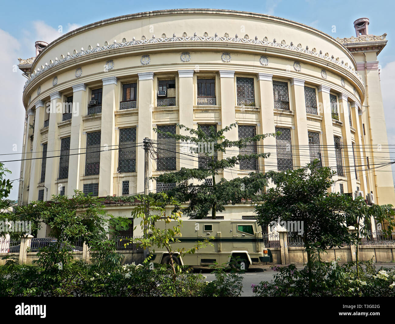 Manila, Philippinen: Seitenansicht des historischen Central Post Office Gebäude in der Nähe des Pasig River, mit einem gepanzerten Auto vor Stockfoto