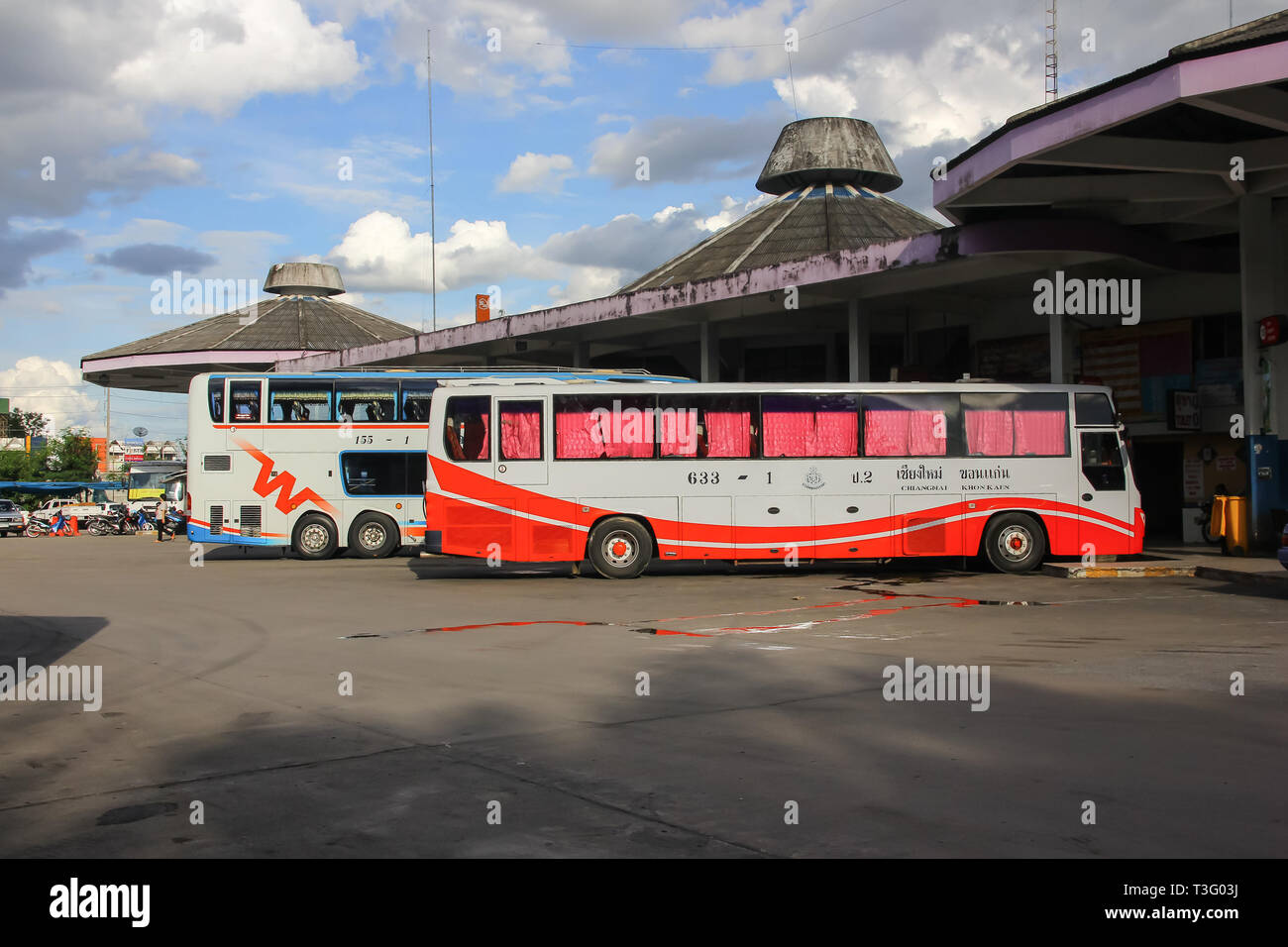 Chiangmai, Thailand - Auguest 14 2012: esarn Tour Company Bus Route Khonkaen und Chiangmai. Foto bei Chiangmai Busbahnhof, Thailand. Stockfoto