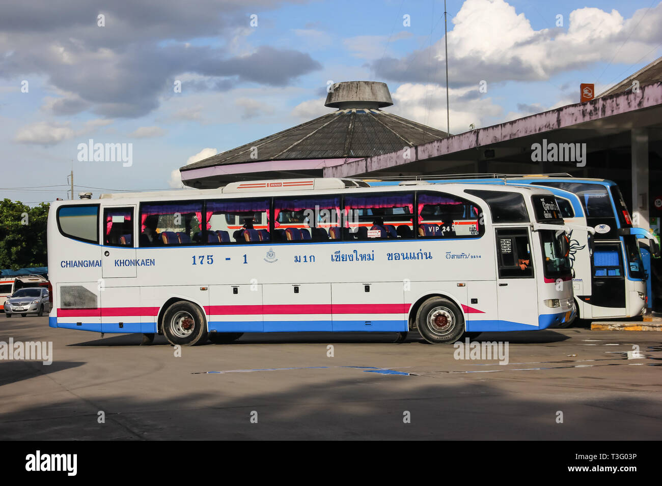 Chiangmai, Thailand - Auguest 14 2012: esarn Tour Company Bus Route Khonkaen und Chiangmai. Foto bei Chiangmai Busbahnhof, Thailand. Stockfoto