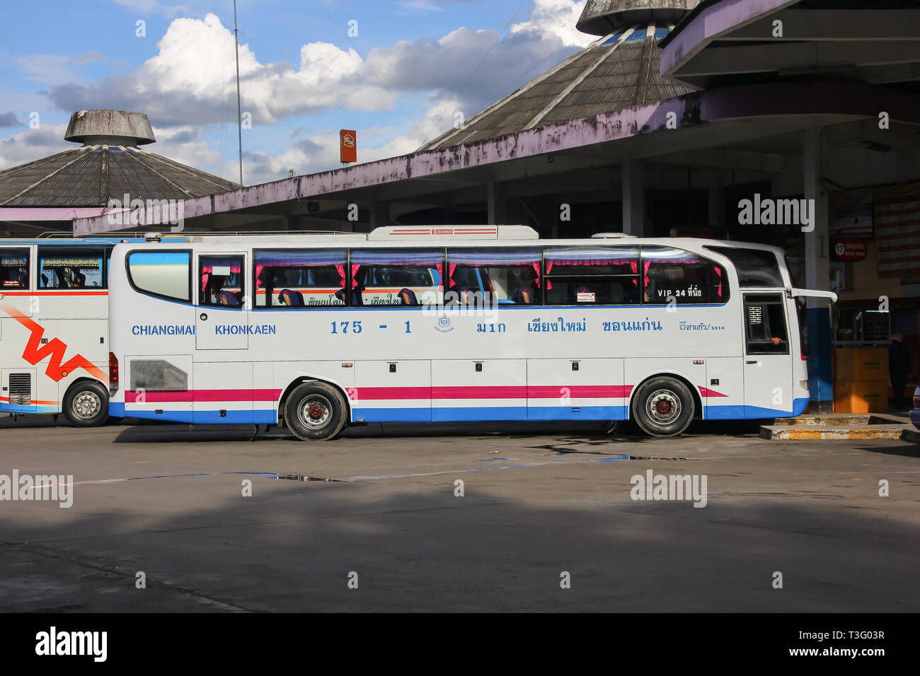 Chiangmai, Thailand - Auguest 14 2012: esarn Tour Company Bus Route Khonkaen und Chiangmai. Foto bei Chiangmai Busbahnhof, Thailand. Stockfoto