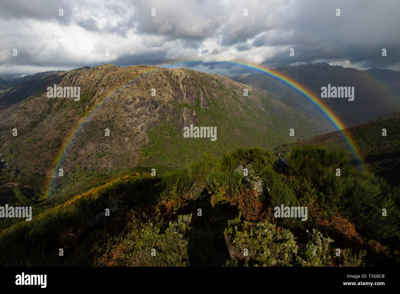 Bunte Regenbogen auf Berglandschaft Stockfoto