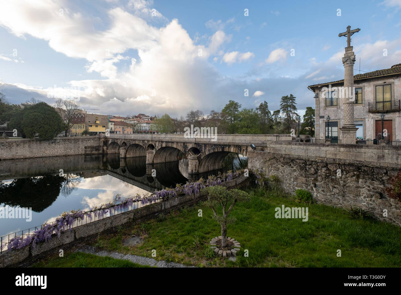 Mittelalterliche Brücke Ponte Velha über den Fluss Vez in Arcos de Valdevez, Minho, Portugal, Europa Stockfoto